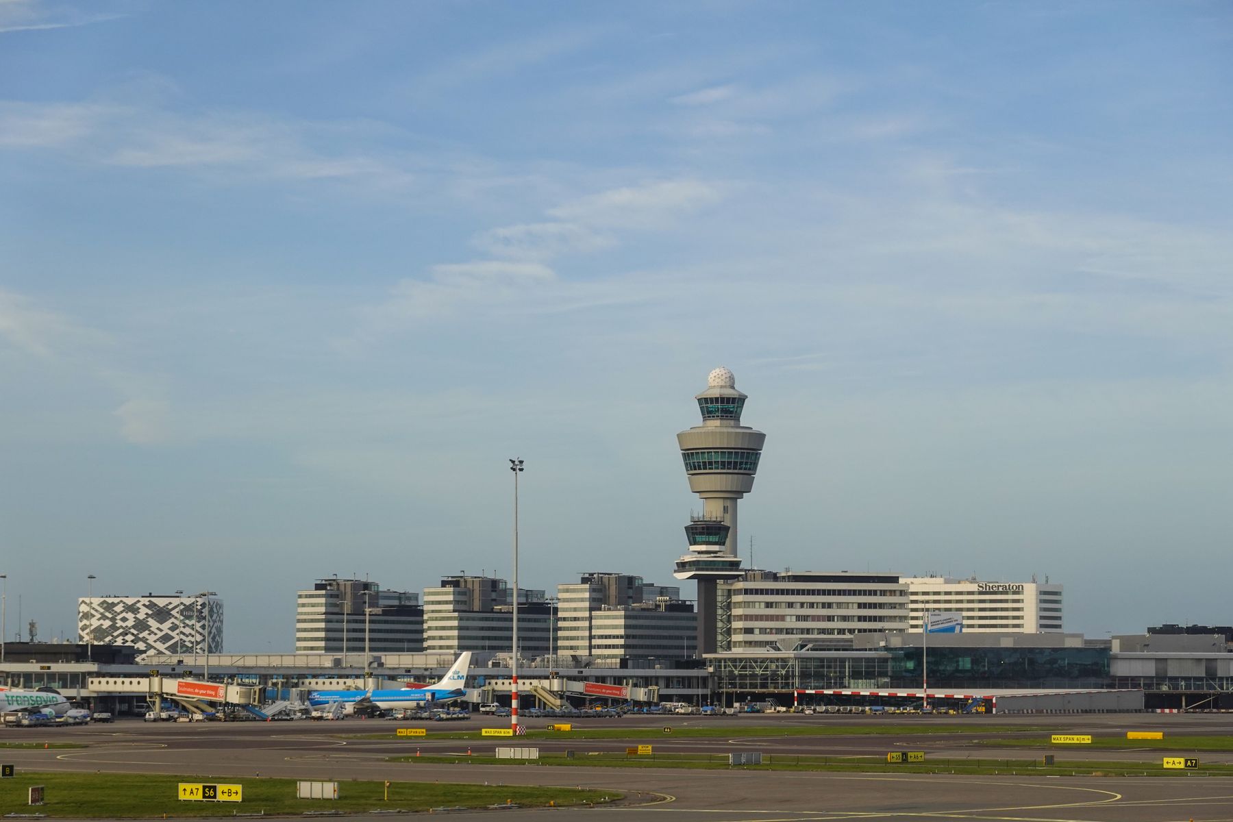 Airport Hotels: Noise Exposure by Runway Position