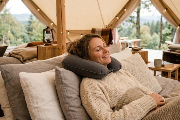 Reviewing the Best Inflatable Travel Pillows for Glamping Comfort
