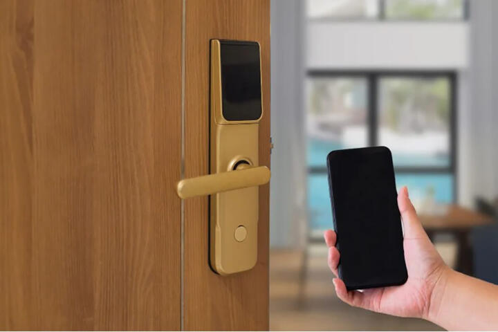 Hotel Door Locks: Deadbolt vs Electronic Lock