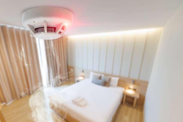 Airbnb Smoke Smell: Air Purifier vs Ventilation
