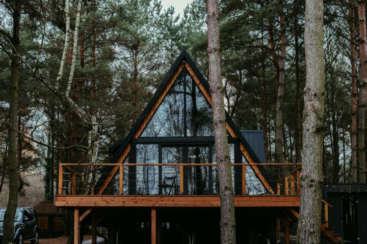 Airbnb vs Hotels in Remote Locations: What’s Safer